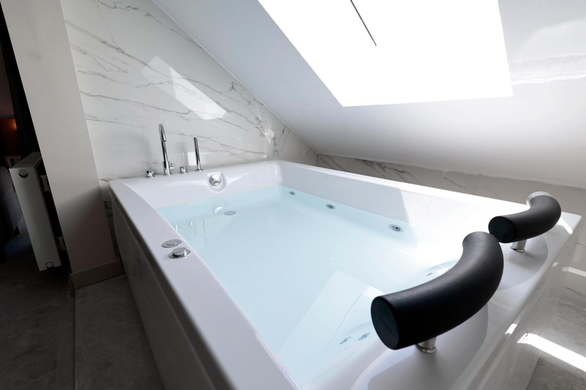 Family Room with Bath,1586203933:JPEG