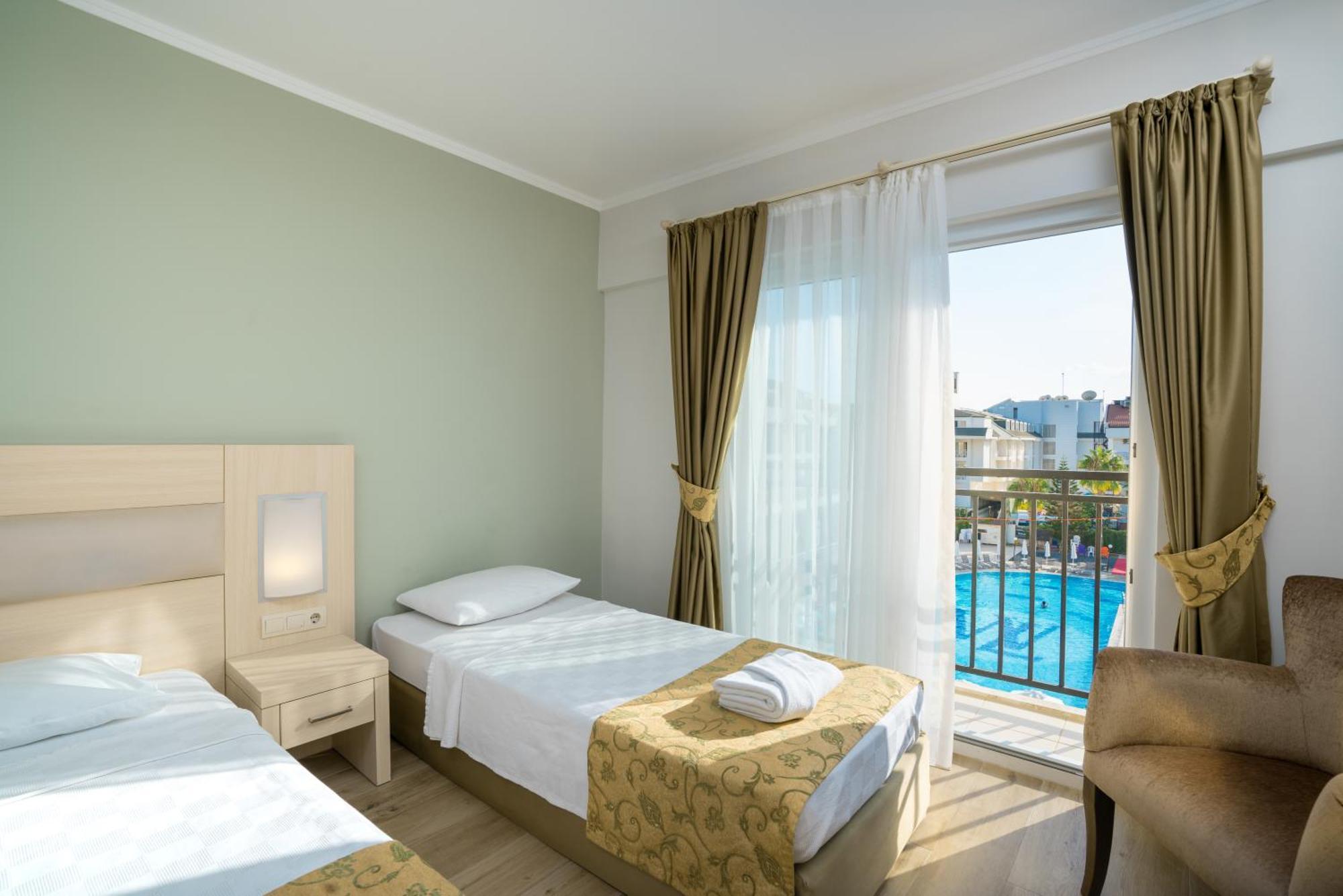 Triple Room with Pool View