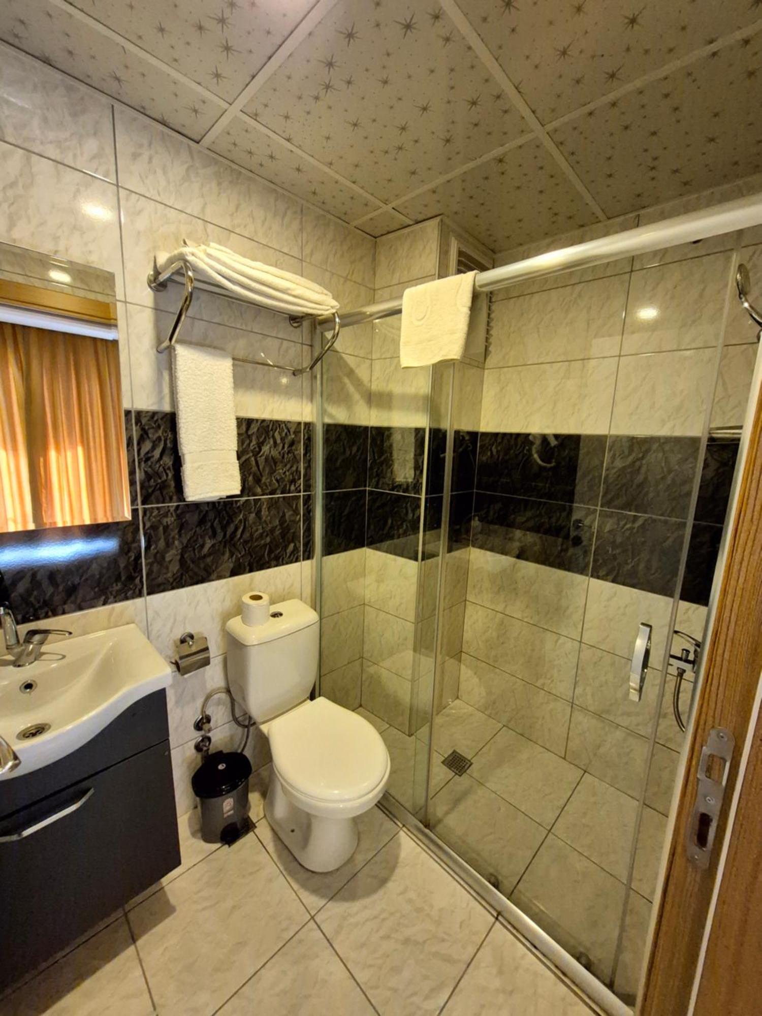 Zweibettzimmer mit Balkon