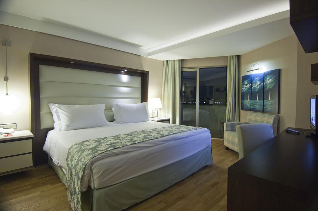 Deluxe Room with Side Sea View