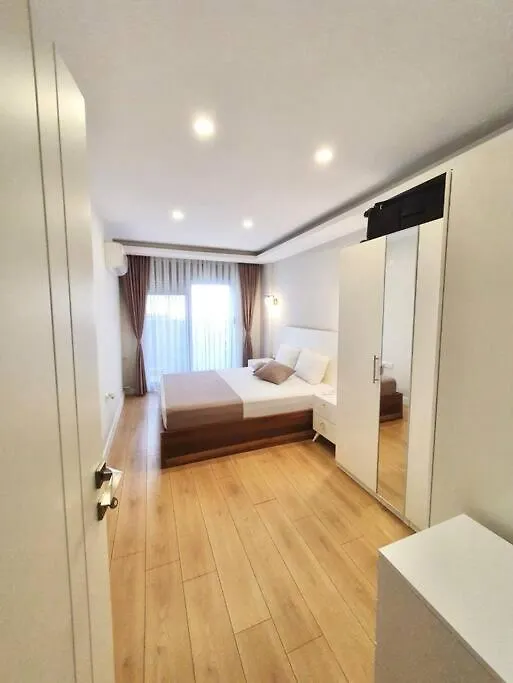 Eine Wunderschoene Wohnung Mit Pool Und Garten-1