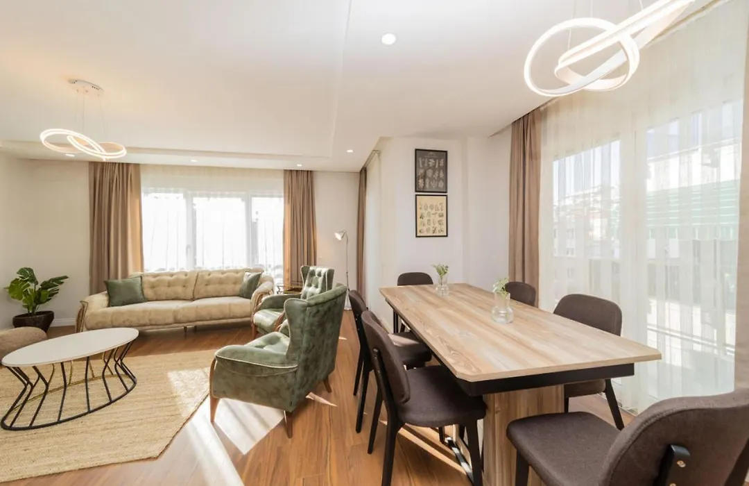 Central Flat With Balcony Near Sea In Muratpasa-1