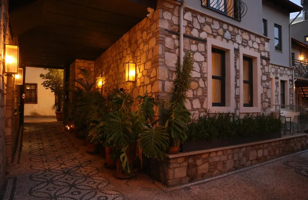 Pleasant Studio Flat With Jacuzzi Near Hadrian'S Gate-1