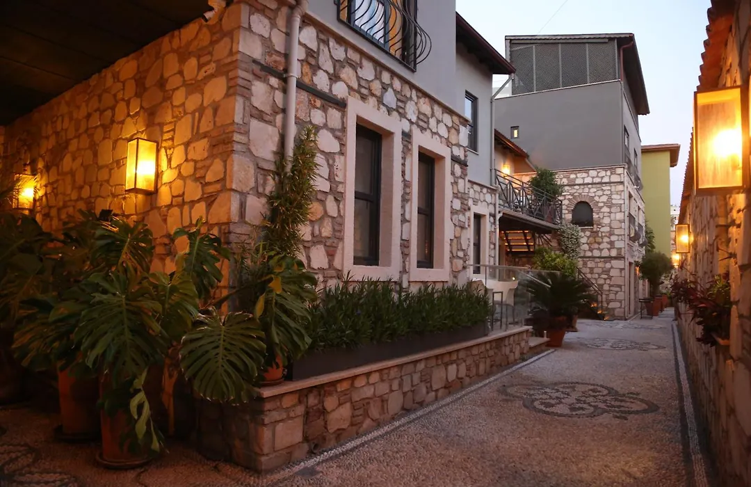 Spacious Flat With Balcony Near Hadrian'S Gate-1