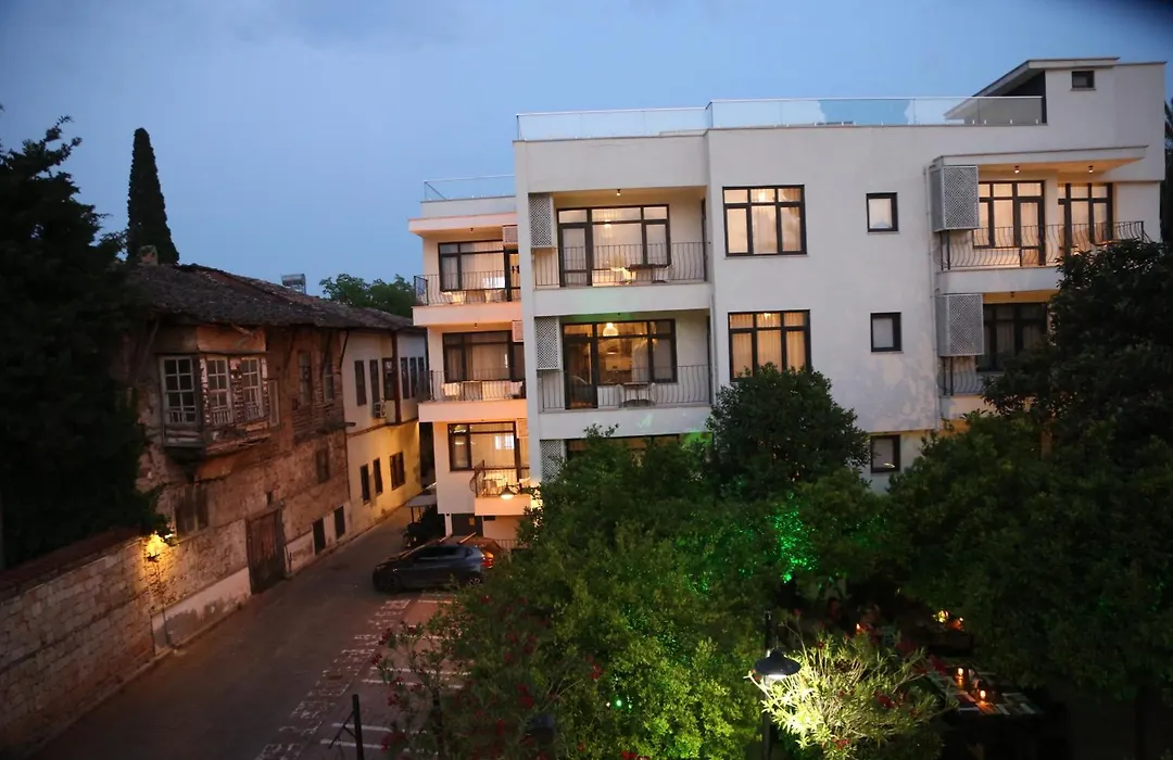Wonderful Flat With Balcony Near Hadrian'S Gate-1