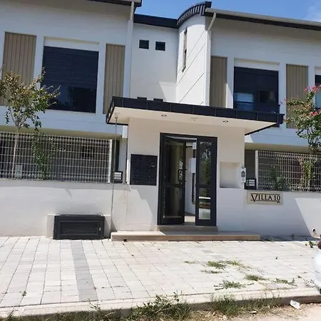 Eine Wunderschoene Wohnung Mit Pool Und Garten-3
