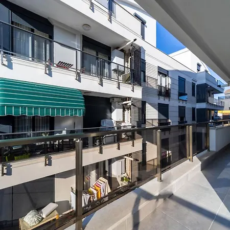 Central Flat With Balcony Near Sea In Muratpasa-2