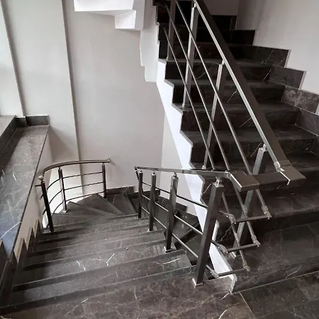 Havalimani'Na Yakin Havuzlu Oezel Guevenlikli Daire-2