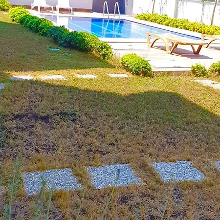 Eine Wunderschoene Wohnung Mit Pool Und Garten-2