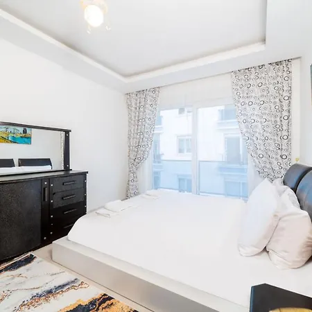 Business-Friendly Flat Close To Beach In Konyaalti-3