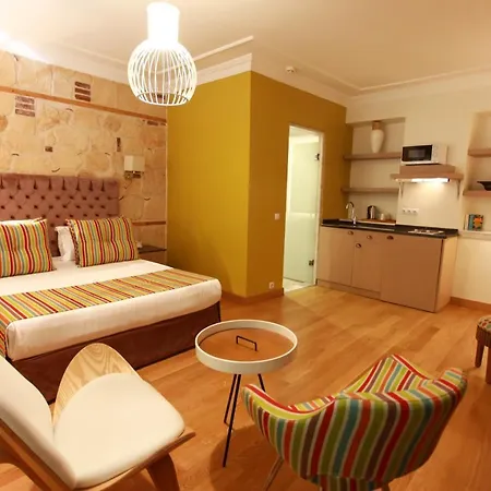 Colorful Studio Flat Near Hadrian'S Gate-2