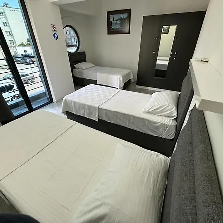Hadrian'S Gate Family Hostel-2