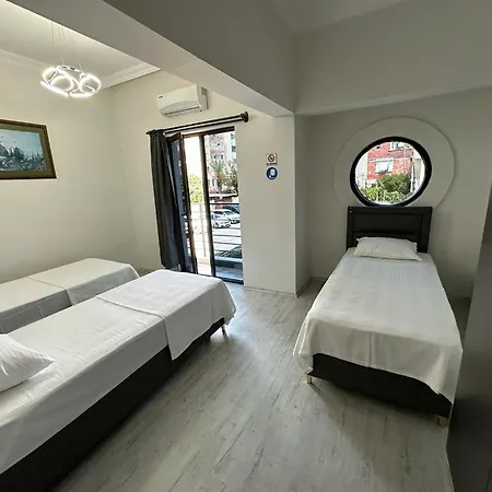 Hadrian'S Gate Family Hostel-3