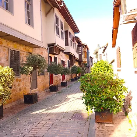 Cozy Flat With Balcony Near Hadrian'S Gate-2