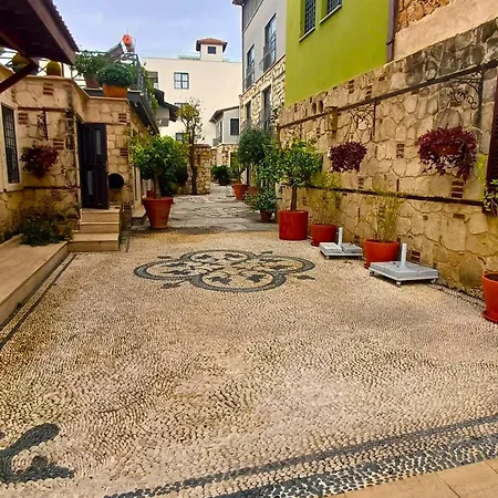 Lovely Garden Flat With Patio Near Hadrian'S Gate-3