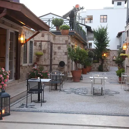 Sweet Garden Flat With Patio Near Hadrian'S Gate-2